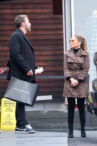 jennifer-lopez-and-ben-affleck-out-shopping-in-west-hollywood-12-22-2023-5.jpg