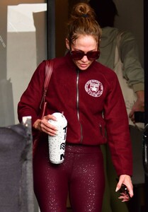 jennifer-lopez-leaves-a-workout-at-tracey-anderson-gym-in-studio-city-12-05-2023-0.jpg