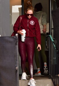 jennifer-lopez-leaves-a-workout-at-tracey-anderson-gym-in-studio-city-12-05-2023-1.jpg