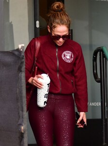 jennifer-lopez-leaves-a-workout-at-tracey-anderson-gym-in-studio-city-12-05-2023-2.jpg