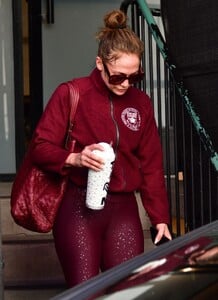 jennifer-lopez-leaves-a-workout-at-tracey-anderson-gym-in-studio-city-12-05-2023-3.jpg