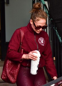 jennifer-lopez-leaves-a-workout-at-tracey-anderson-gym-in-studio-city-12-05-2023-4.jpg