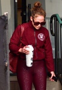 jennifer-lopez-leaves-a-workout-at-tracey-anderson-gym-in-studio-city-12-05-2023-6.jpg