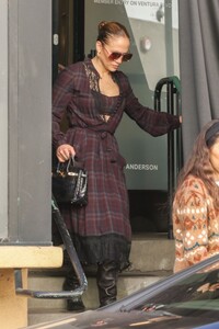 jennifer-lopez-leaves-her-workout-session-in-los-angeles-12-12-2023-6.jpg