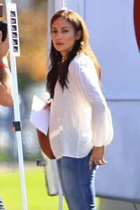 jennifer-lopez-on-the-set-of-unstoppable-at-a-park-in-los-angeles-12-15-2023-3.jpg