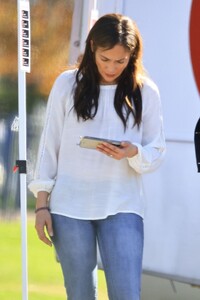 jennifer-lopez-on-the-set-of-unstoppable-at-a-park-in-los-angeles-12-15-2023-5.jpg