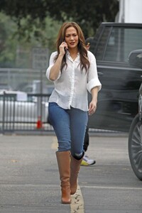 jennifer-lopez-out-and-about-in-los-angeles-12-18-2023-0.jpg