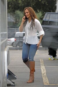 jennifer-lopez-out-and-about-in-los-angeles-12-18-2023-5.jpg