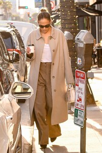 jennifer-lopez-out-for-christmas-shopping-in-los-angeles-12-16-2023-2.jpg