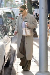 jennifer-lopez-out-for-christmas-shopping-in-los-angeles-12-16-2023-3.jpg