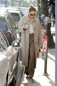 jennifer-lopez-out-for-christmas-shopping-in-los-angeles-12-16-2023-4.jpg