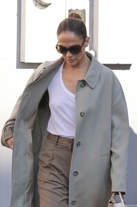 jennifer-lopez-out-for-christmas-shopping-in-los-angeles-12-16-2023-7.jpg