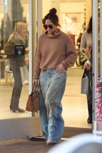 jennifer-lopez-out-shopping-with-her-mother-guadalupe-rodriguez-12-23-2023-2.jpg