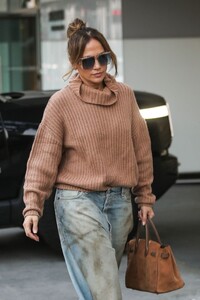 jennifer-lopez-out-shopping-with-her-mother-guadalupe-rodriguez-12-23-2023-3.jpg