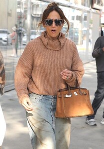 jennifer-lopez-out-shopping-with-her-mother-guadalupe-rodriguez-12-23-2023-4.jpg