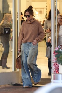 jennifer-lopez-out-shopping-with-her-mother-guadalupe-rodriguez-12-23-2023-5.jpg