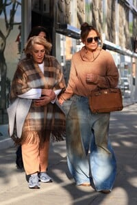 jennifer-lopez-out-shopping-with-her-mother-guadalupe-rodriguez-12-23-2023-6.jpg