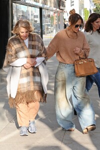 jennifer-lopez-out-shopping-with-her-mother-guadalupe-rodriguez-12-23-2023-7.jpg