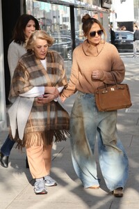 jennifer-lopez-out-shopping-with-her-mother-guadalupe-rodriguez-12-23-2023-8.jpg