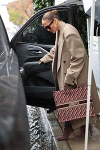 jennifer-lopez-shopping-at-louis-vuitton-after-having-lunch-at-the-ivy-in-los-angeles-12-21-2023-2.jpg