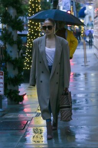 jennifer-lopez-shopping-at-louis-vuitton-after-having-lunch-at-the-ivy-in-los-angeles-12-21-2023-3.jpg