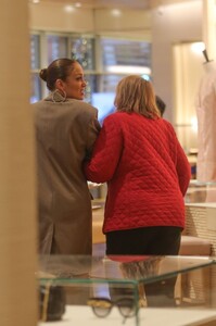jennifer-lopez-shopping-at-louis-vuitton-after-having-lunch-at-the-ivy-in-los-angeles-12-21-2023-4.jpg