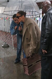 jennifer-lopez-shopping-at-louis-vuitton-after-having-lunch-at-the-ivy-in-los-angeles-12-21-2023-7.jpg