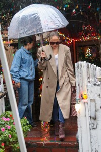 jennifer-lopez-shopping-at-louis-vuitton-after-having-lunch-at-the-ivy-in-los-angeles-12-21-2023-8.jpg