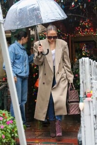 jennifer-lopez-shopping-at-louis-vuitton-after-having-lunch-at-the-ivy-in-los-angeles-12-21-2023-9.jpg