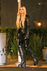 jessica-simpson-on-last-minute-christmas-shopping-in-woodland-hills-12-23-202-2.jpg