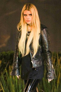jessica-simpson-on-last-minute-christmas-shopping-in-woodland-hills-12-23-202-3.jpg