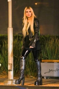 jessica-simpson-on-last-minute-christmas-shopping-in-woodland-hills-12-23-202-5.jpg