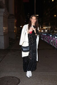 katie-holmes-and-suri-cruise-heading-to-her-birthday-dinner-in-new-york-12-18-2023-4.jpg