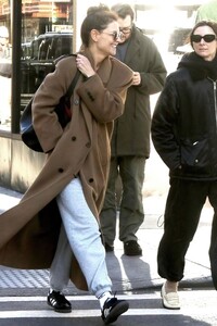 katie-holmes-out-and-about-in-new-york-12-21-2023-0.jpg