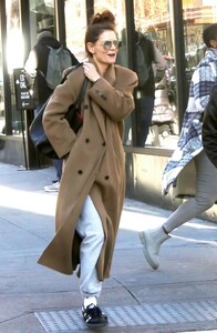 katie-holmes-out-and-about-in-new-york-12-21-2023-2.jpg