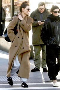 katie-holmes-out-and-about-in-new-york-12-21-2023-5.jpg