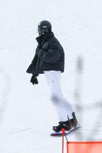 kendall-jenner-and-nina-dobrev-s-stylish-snowboarding-escapade-in-aspen-2.jpg