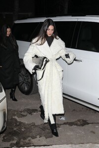 kendall-jenner-arrives-at-catch-steakhouse-in-aspen-12-17-2023-1.jpg