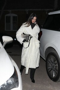 kendall-jenner-arrives-at-catch-steakhouse-in-aspen-12-17-2023-2.jpg