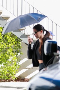 kendall-jenner-arrives-at-pilates-studio-in-los-angeles-12-08-2023-2.jpg