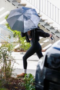 kendall-jenner-arrives-at-pilates-studio-in-los-angeles-12-08-2023-4.jpg