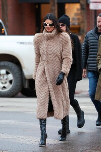 kendall-jenner-out-and-about-in-aspen-12-18-2023-3.jpg