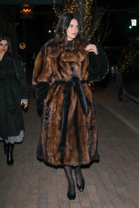 kendall-jenner-out-for-dinner-at-matsuhisa-with-friends-in-aspen-12-16-2023-1.jpg