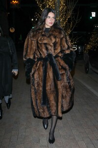 kendall-jenner-out-for-dinner-at-matsuhisa-with-friends-in-aspen-12-16-2023-6.jpg