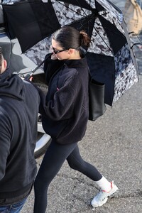 kendall-jenner-out-in-los-angeles-12-24-2023-2.jpg