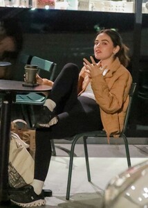 lucy-hale-grocery-shopping-at-erewhon-in-studio-city-12-11-2023-2.jpg