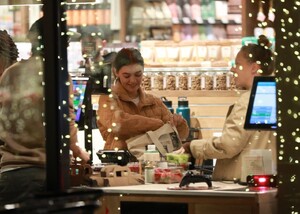 lucy-hale-grocery-shopping-at-erewhon-in-studio-city-12-11-2023-5.jpg