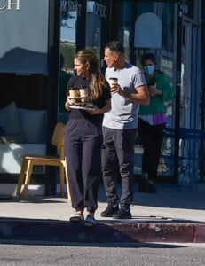 maria-menounos-and-kevin-undrgaro-out-for-coffee-on-thanksgiving-morning-in-los-angeles-11-23-2023-3.jpg
