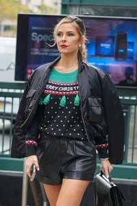 maria-menunos-heading-to-live-with-kelly-and-ryan-in-new-york-12-15-2022-9.jpg