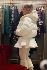 mariah-carey-out-shopping-in-aspen-12-19-2023-0.jpg